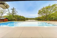 9 Mi to Sugar Mountain! Family Cabin w/ Fire Pit - piscina