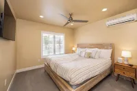 St. George 5 bdrm Adventure Retreat, national parks, sports, golf, tesla charger - Boutique