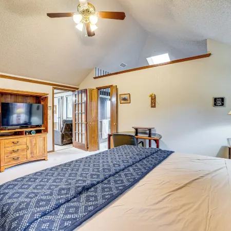 Pet-friendly Home w/ Pool - 8 Mi to Central Plano!