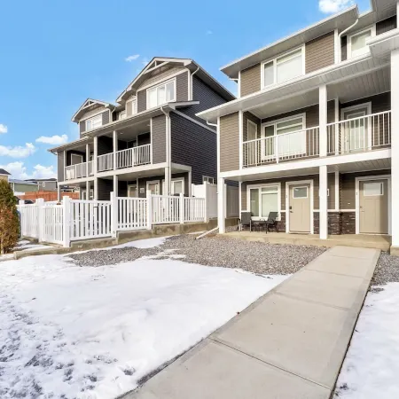 Hillside Suite: Your Cozy, Modern Getaway in Medicine Hat