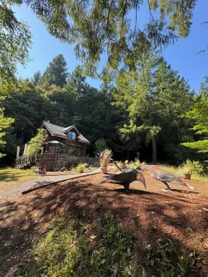 Humboldt Romantic Rural Hideaway Hotels near The Bigfoot Museum