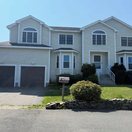 Luxury 6 Br·7 Beds·3.5 BA House in Charming Marblehead & Walkable to the Ocean