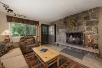 Tranquil End Unit with Modern Kitchen and Cozy Fireplace - Charming Retreat Hotels in Winter Park