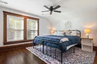 The Mill House - Peaceful farmhouse retreat with hot tub, fire pit, & fast Wi-Fi