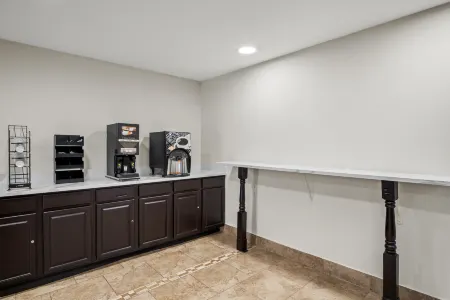 Red Roof Inn & Suites Euless - DFW Airport Southwest Отели рядом с достопримечательностью «Marshalls»