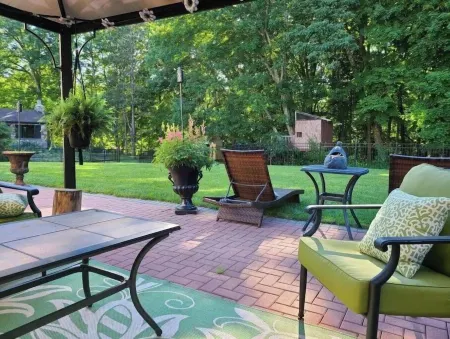 Comfortable, spacious, basement, 1bdrm apartment, sleeps 4