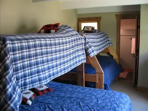 3 Bedroom Condo,  Great Location for Ski Families to Super Bee Lift