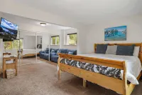 Hall Court Manor - Hot Tub, Pet Friendly, Pool Table!