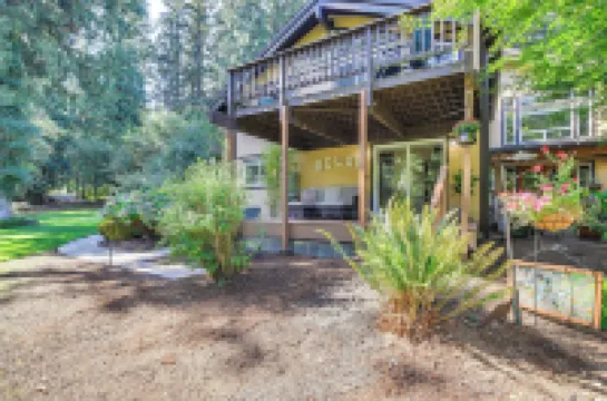 Riverfront Sandy Retreat, Fish & Kayak On-site