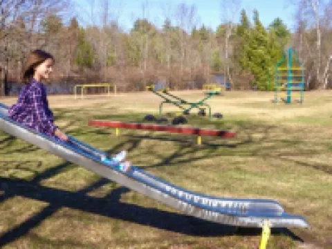 By the Lake💥3.5 M to Ski Resort💥Huge Deck💥Privacy💥NEW Hot Tub💥Fast Wi-Fi💥Piano