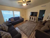 1 block from Main St & hot pools! POOL TABLE! Spacious 6 bedroom home Hotels in Lava Hot Springs