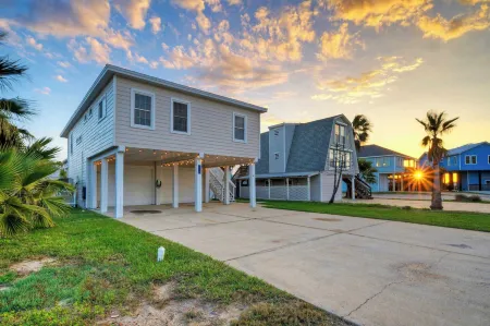 Priv Pool Yard w Putting Green Newly Remodeled Always Sunny by AvantStay