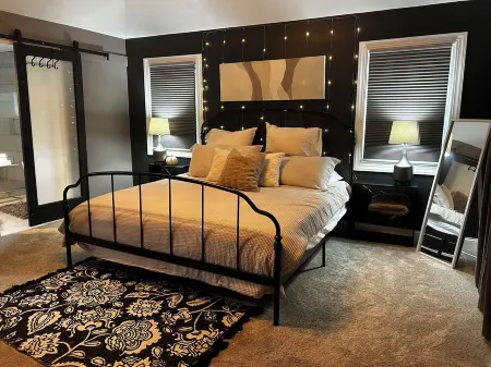 Beautiful 3 bedroom/4 bathroom house near Atwood Lake with stocked pond Отели в г. Кэрролл