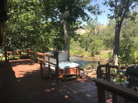 "The Clouds River Villa " - Water front paradise 7 miles from Sequoias Gate