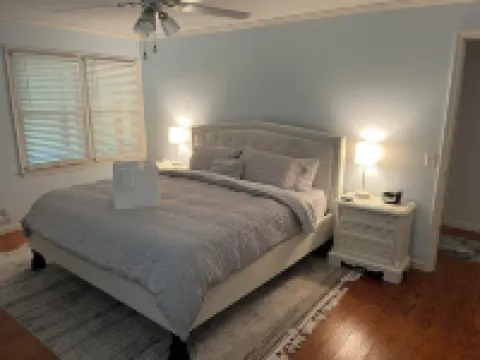 The Hartwell Hideaway: Cozy Lakefront Bungalow