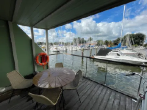 Houseboat Walfisch for 5 pers, with roof terrace in Schleswig โรงแรมในชเลสวิก
