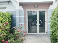 Havre de Paix 2 Lits Doubles, une Toilette, Cuisine, Salle de Bain Indépendants Hotels in L'Haa-Les-Roses