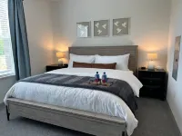 Designer Retreat with Patio and Resort Amenities - Stylish Escape