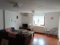 Schönes Apartment mit 3 Schlafzimmer und Pool Mitbenutzung فنادق في Opcina Liznjan