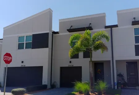 Secure and Cozy Townhouse in the Heart of Stuart! Pet Friendly.