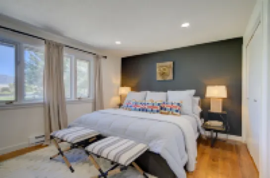 Luxury Home on Blue Ribbon Madison River and steps away from downtown Ennis, MT. Hotels in Ennis