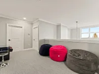 New Renovated 3BR/4BTH Condo Sleeps 10 Gym Heated Pool Walk to Stratton Mtn Hotels in Winhall