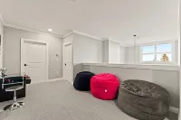 New Renovated 3BR/4BTH Condo Sleeps 10 Gym Heated Pool Walk to Stratton Mtn