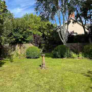 Newly renovated cottage & great location! Space for 10 Hotel Exterior