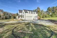 Bright Crozet Apartment w/ Mountain Views! - Homestays
