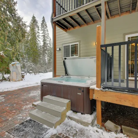 Expansive Group Lake House w/ Private Hot Tub!