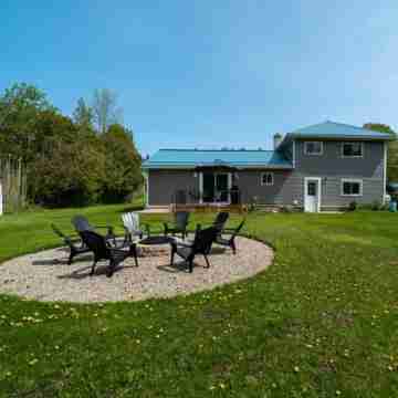 Private PEC Retreat w Games Room Hotel Exterior