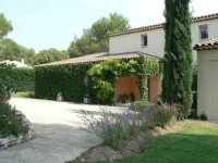 Sunshine and calm west of Aix-en-Provence Hotels in Ventabren