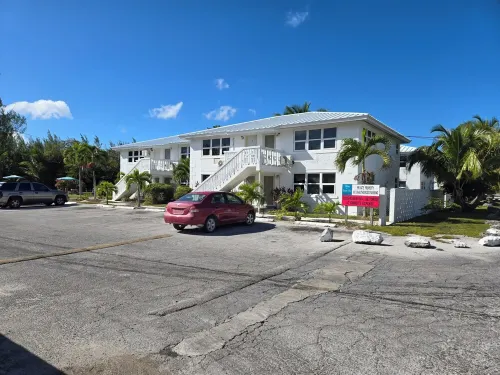 Charming 2-bedroom condo in Freeport with WiFi, AC. Steps to Coral Beach