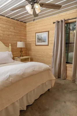 Charming Newly Renovated 2-Bedroom Cabin with highspeed WiFi, in peaceful Sardis