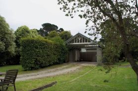 Close to town in walking distance to cafes, restaurants and Lake Alexandra