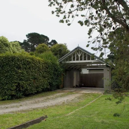 Close to town in walking distance to cafes, restaurants and Lake Alexandra