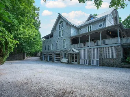 La Pearla Ranch Nashville, 7 bedroom, 8 bath, 9500 sf Log Mansion with pool