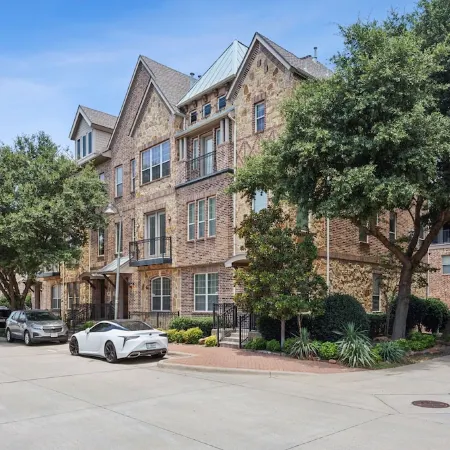 Luxury Townhome walking distance to Legacy West