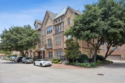 Luxury Townhome walking distance to Legacy West