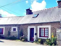 Single-storey house, typical of Brittany,. animals accepted. Hotels in Paimpol