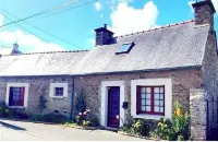 Single-storey house, typical of Brittany,. animals accepted.