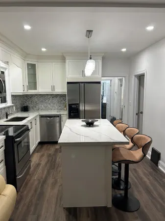 A little 5 Stars Living in Oshawa just second to 401, minute to Oshawa Mall.