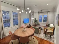 Charming cottage-style home with a prime location to downtown and pickleball. 세강 호텔