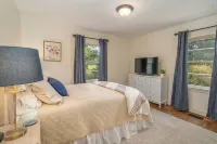 Bright, Cozy, and Just Minutes to the Best of Raleigh