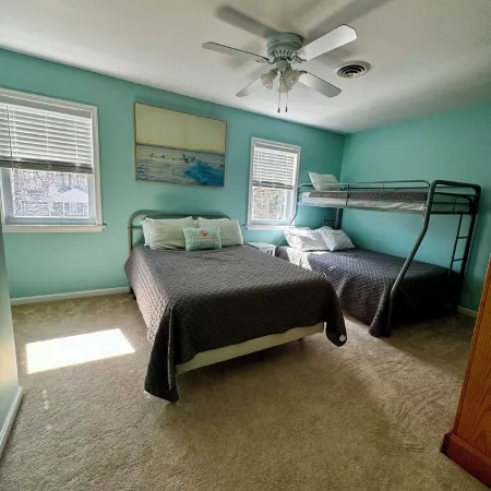 Charming 3-bedroom house with Screened deck, Community Bay/Pool Access and more!