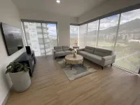 Charming 3-bedroom condo with undisturbed views of Caroline Park. Hotels in Puembo