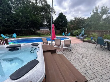 Saltwater Pool-Hottub-4 Br 3 BA-King Beds-7 Miles to the Beach!