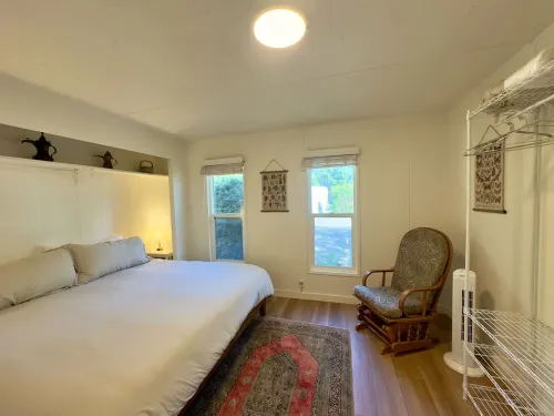 FULLY Renovated Riverfront Oasis with Private Yard right on the Boise River! Hotel a Garden City