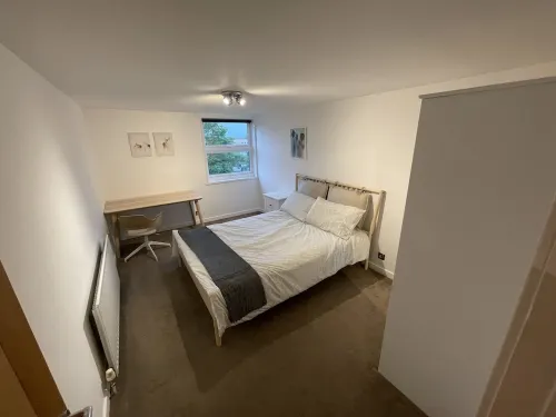 Spacious 2-Bedroom Flat Near Surbiton Station Hotel a Surbiton