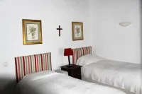 A Casa do Pinheiro tem uma Área de 5.000m2 com Piscina Các khách sạn ở Santa Maria do Castelo